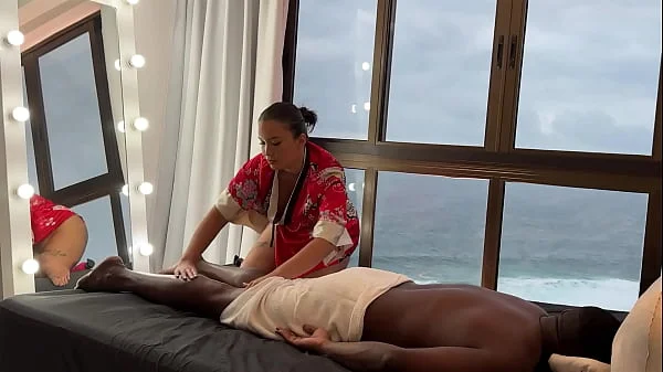 Gueixa massagista Asiática fez uma massagem relaxante com final feliz  no negão dotado  que empurrou seu pirocao no pelo não resistiu e Gozou dentro da buceta da massagista japosensa - Lina Nakamura - John - Coffee