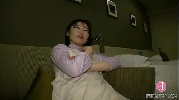 Mao (40), who has never had a good experience with a man and missed her chance to get married, has a gem of a sex video. intro